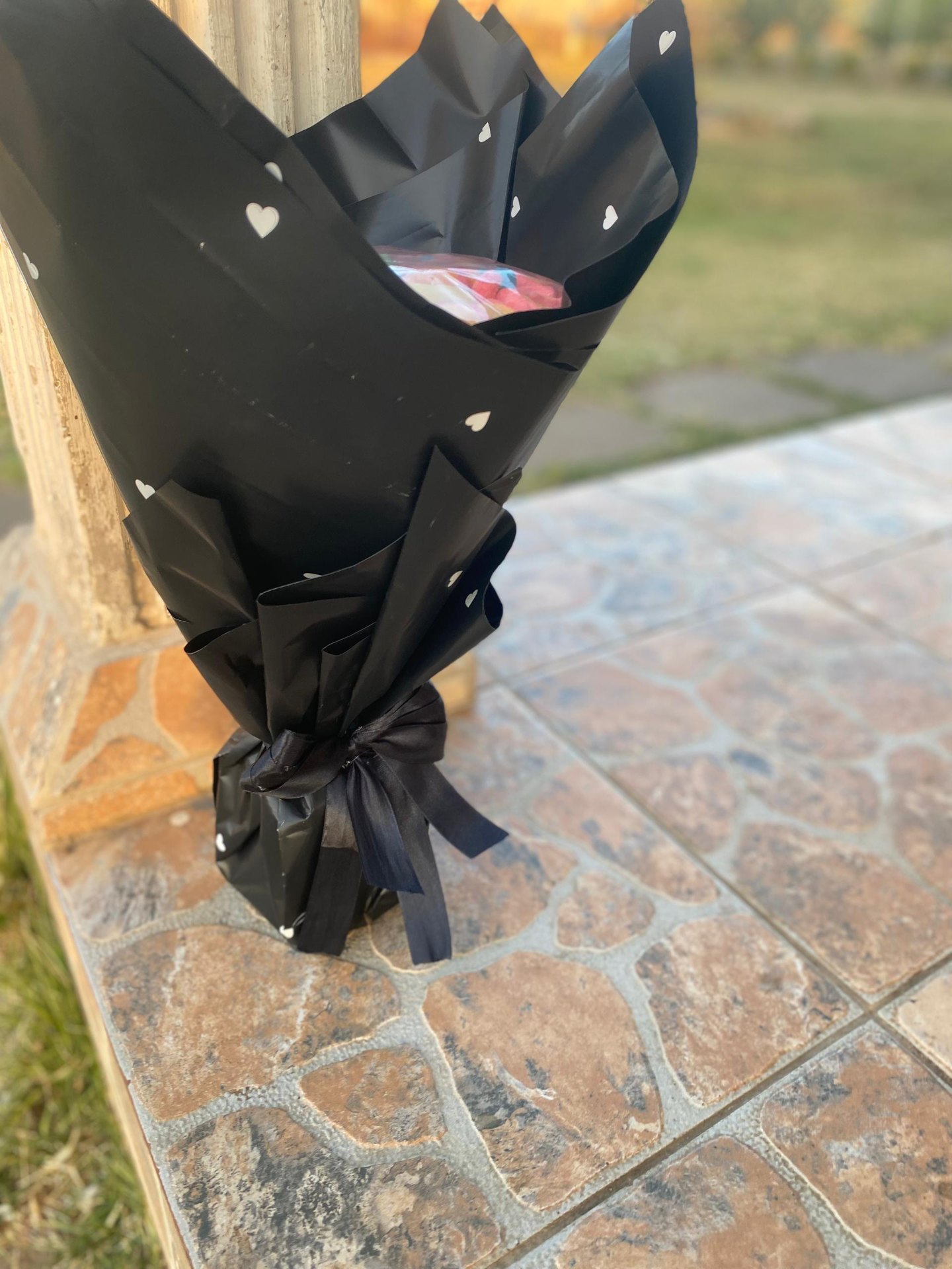 Black heart-print wrap medium bouquet with satin ribbon